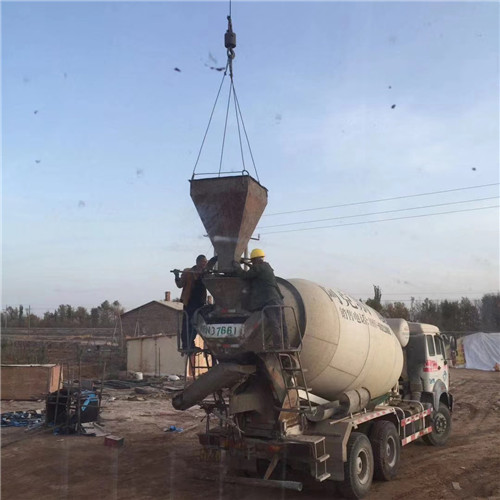 望谟县“精准瞄准”—— 吊车的 “定位导航” 技术